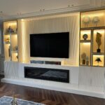 beyaz-raflı-ahşap-tv-ünitesi-uygulaması-at30